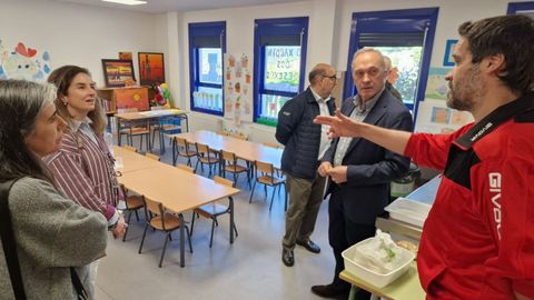 Responsables políticos, este miércoles, durante una visita al comedor del CEIP San Benito de Lérez, en Pontevedra