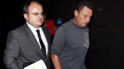 Juan Antonio Fern�ndez (d), propietario de la constructora que ejecut� el geri�trico de Felechosa, sale en en libertad provisional