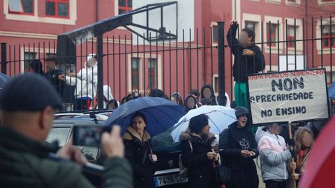 Estudiantes del IES Concepci�n Areanl apoyaron la protesta desde la verja durante el recreo.