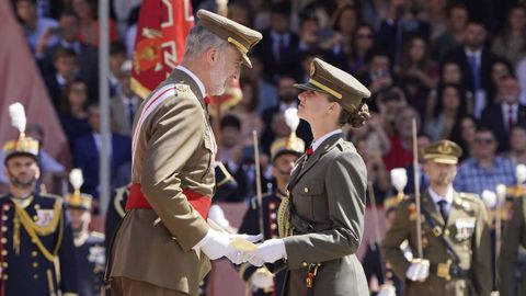 Felipe VI nombr� a Leonor dama alf�rez cadete del Ej�rcito de Tierra y le impuso la Gran Cruz del M�rito Militar con distintivo blanco en julio del 2024