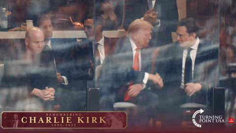 Trump y Elon Musk, saludndose durante el acto