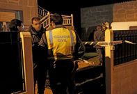 Agentes de la Guardia Civil, ante el domicilio de la pareja ayer por la noche.