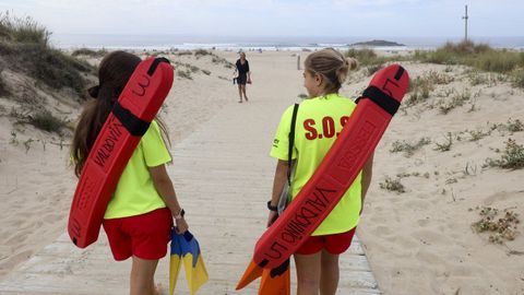 Dos socorristas en la playa de A Frouxeira, en Valdovi�o, en una imagen de archivo