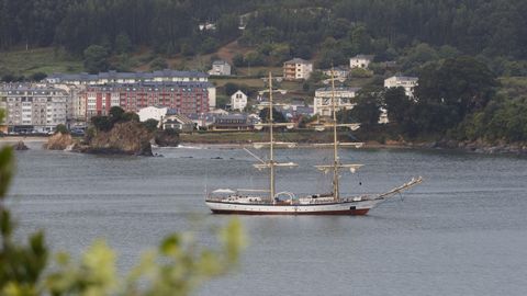 El Fryderyck Chopin, en las inmediaciones de Os Castelos, en la playa de Covas, este miércoles