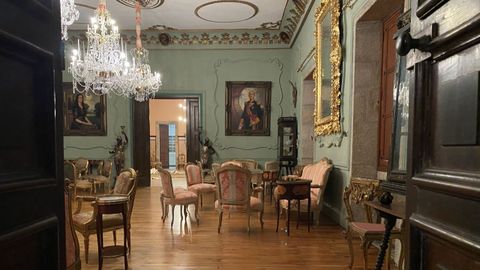 Imagen de uno de los salones de la planta baja del pazo de Meir�s