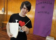 Millet imp�rtelle clases aos membros do grupo e tam�n dirixe as actuaci�ns. 