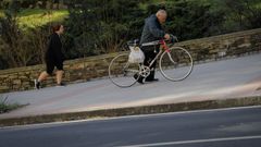Un se�or subiendo en bicicleta la avenida Finisterre