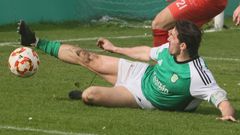 Jairo Campo se lanza para controlar el bal�n durante la visita del Pol.