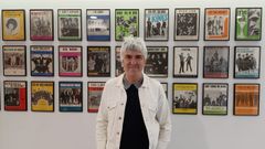 �lex Cooper, con parte de su colecci�n de partituras de grandes �xitos del pop de la d�cada de los 60.