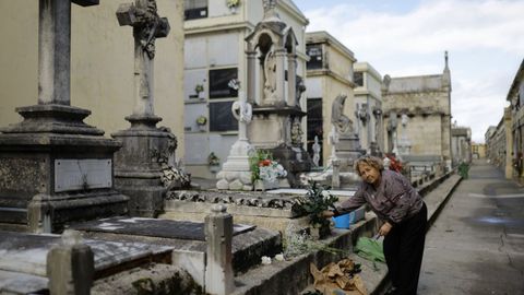 Isabel Blas, arreglando uno de los tres panteones familiares en San Amaro