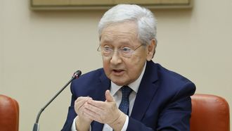 El periodista Fernando �nega el pasado noviembre durante su participaci�n en el coloquio �50 a�os despu�s: la Corona en el tr�nsito a la democracia�.