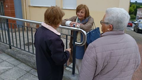 Mariv� Monteser�n charla con unas vecinas del barrio de La Carriona