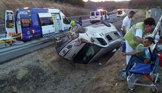La furgoneta, que circulaba en direcci�n Santiago, qued� volcada en la calzada tras salirse del vial.