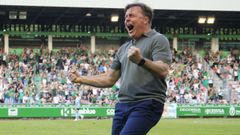 Crist�bal celebrando el ascenso a Segunda en A Malata.