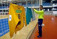 Juan Bar, con la el�stica del Teucro, ayer, colgando las camisetas de Argentina, Prato y Bolonia.
