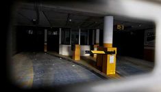 Las verjas del aparcamiento subterr�neo de Lal�n segu�an ayer bajadas.