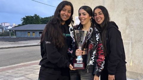 Las entrenadoras Tati Daz y Pau Maceiras, y la directora Patry Maceiras con el trofeo que les da el campeonato del mundo jnior de hip hop