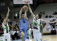�lex L�pez se abre camino hacia el aro en el encuentro ante el Huesca en el Pazo.