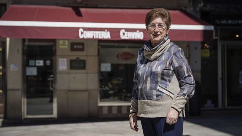 Mar�a Jos� Cervi�o, ante la confiter�a familiar, en la calle Mosquera de O Carballi�o.