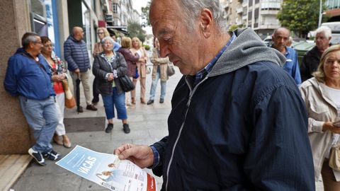 Un pensionista vigués a las puertas de Halcón Viajes en septiembre del año pasado