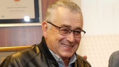 Ambrosio Portela, en noviembre del 2017, cuando se jubil� como funcionario y el alcalde de Pontevedra, Fern�ndez Lores, le entreg� una placa. 