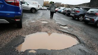 Uno de los grandes baches aparecidos en el aparcamiento de r�a Nova