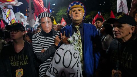 Manifestantes disfrazados del expresidente brasileño Jair Bolsonaro y el presidente estadounidense Donal Trump en una protesta contra el anuncio de EE.UU. de aranceles del 50 % sobre productos brasileños.