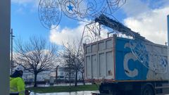 Cami�n de la UTE Coru�a Limpieza enganchado en el alumbrado de Navidad. 