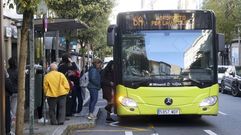 Viajeros subi�ndose al autob�s urbano que lleva al aeropuerto de Santiago en una imagen�de archivo.