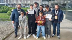 De izquierda a derecha, el profesor�Hugo Carrillo, los alumnos Pablo Pita, Teo D�az, Eli�n Mart�nez, Pablo Doce, Carlos Polo (delante con sudadera marr�n) y �ngel Blanco, y el docente Diego Calvo