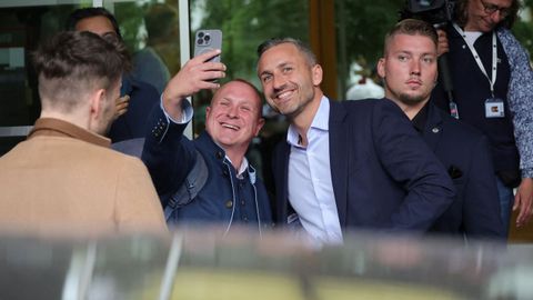 Ulrich se hace una foto con un seguidor de su partido