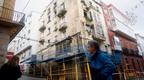 El edificio en ruinas entre las calles Mar�a y S�nchez Barc�iztegui, que sufri� un desplome interior el pasado domingo.