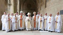 Bodas de plata, oro y diamantes de sacerdotes en Santiago. Los sacerdotes homenajeados en esta festividad fueron Francisco Javier Buide del Real, Santiago Cotelo Su�rez, Manuel Jes�s Formoso Fern�ndez, Jos� L�pez Moldes, Javier Mart�nez de Bedoya, Jos� Carlos Mato Tosar y Eduardo Alberto Prado Alvaredo, por sus bodas de plata sacerdotales. En las bodas de oro fue reconocido Ram�n Insua Lobelos. Por sus bodas de diamante sacerdotales fueron homenajeados Gumersindo Campa�a Ferro, Jacinto Collazo Gantes, Valent�n Gonz�lez Gil, Manuel L�pez Castro, Manuel Pontes Garc�a, Jos� Manuel Quint�ns Pardal, Jos� Antonio Souto M�guez, Andr�s Torres Queiruga, F�lix Urra Mendia, Antonio Varela Grueiro y Manuel V�zquez Ares.