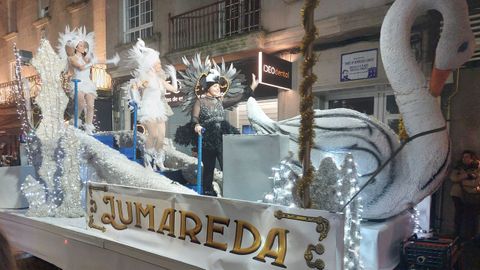 Ritmo y calor para desafiar a la lluvia en el desfile de entroido de O Carballi�o