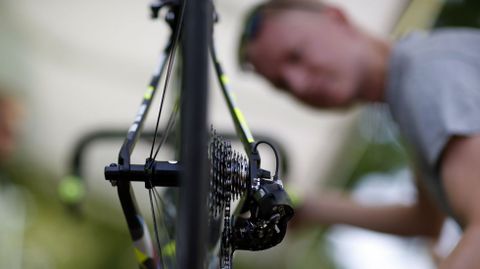 Un mec�nico del Tinkoff Saxo revisa que todo est� a punto en una de las bicicletas