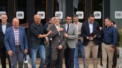 Indalecio Cuevas y Julio G�mez, durante el homenaje celebrado este mi�rcoles en O Porri�o por su despedida de la Asociaci�n de Empresarios de A Granxa.