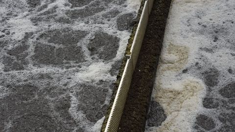 Aguas residuales en tratamiento en la EDAR de Os Praceres