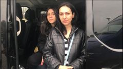 Oksana y Rymma, madre e hija, huyeron mil kil�metros desde Zaporiyia a Le�polis en tren.