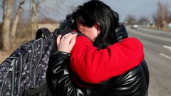 Una mujer abraza a su hijo despu�s de cruzar la frontera entre Hungr�a y Ucrania 
