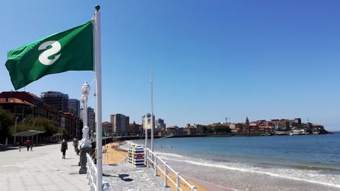 Bandera verde para el ba�o en la playa de San Lorenzo