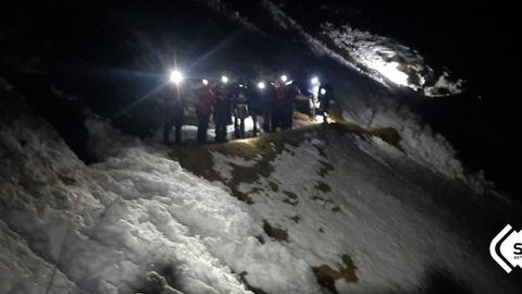 Rescate nocturno en Cabrales, once senderistas desorientados por la nieve bajando a la vega de Urriellu