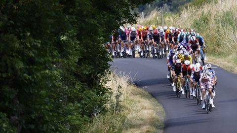 Un grupo de ciclistas durante la dcima etapa del Tour de Francia
