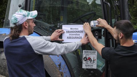 J�venes ganaderos junto a sus tractores aparcados en las inmediaciones del Carlos Tartiere antes de la manifestaci�n 