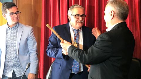 Anbal Vzquez recibe el bastn de mando durante el pleno de investidura en el ayuntamiento de Mieres