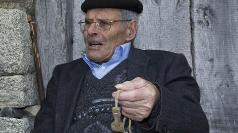 Germ�n P�rez, con el amuleto protegido por un saquito de pana, en una foto de marzo del 212