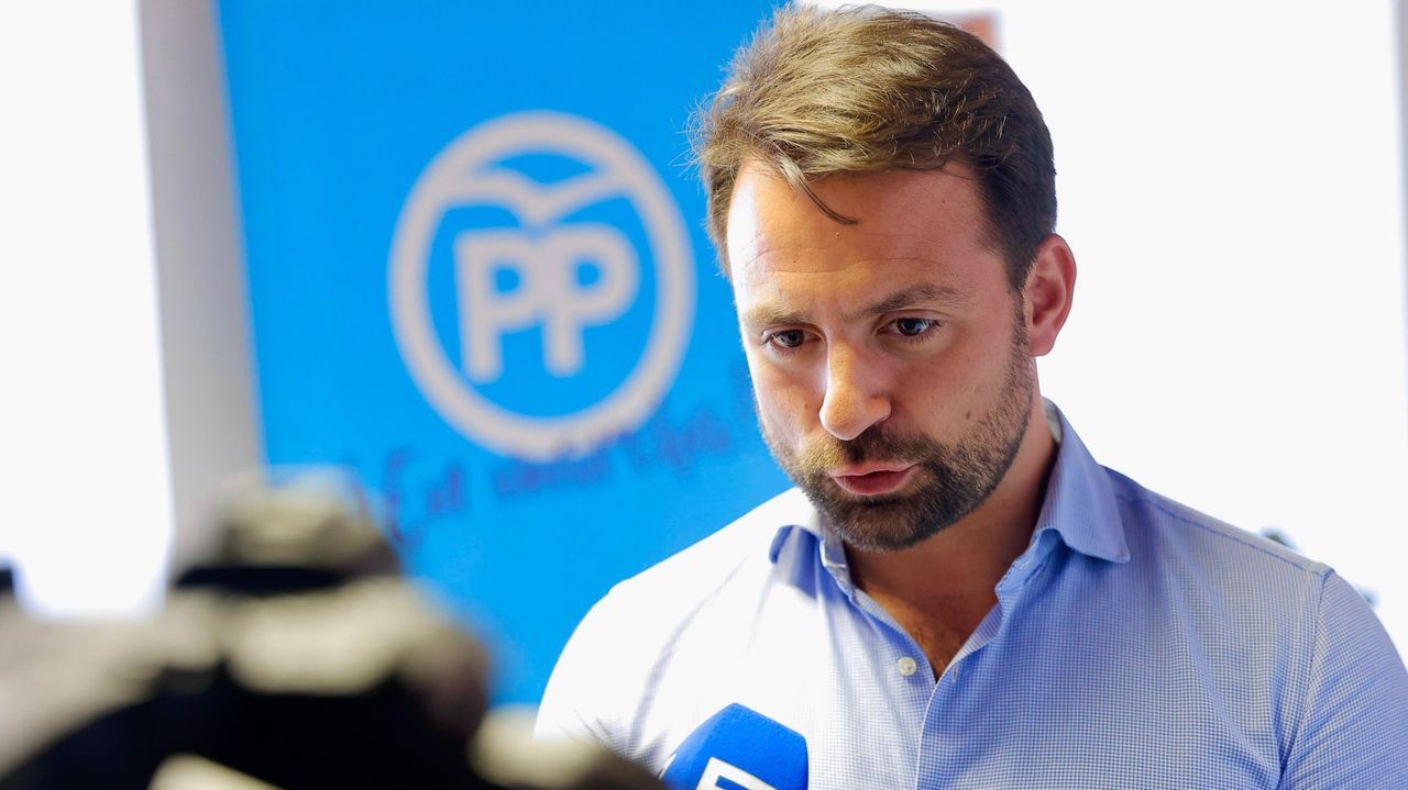 El presidente del PP asturiano aprovecha el Corpus de Castropol para preguntar a Barbón qué significa «el bingo de Asturias» del que habla Koldo en las grabaciones