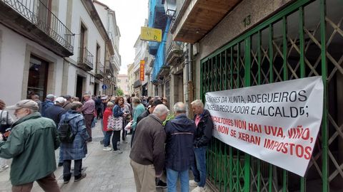 Manifestantes junto a una de las pancartas que denuncian la actual situacin