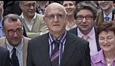 Creus García, en el centro, en un acto celebrado junto numerosos compañeros de Caixa Galicia en Estorde, hace 19 años
