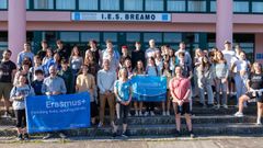 Fotograf&iacute;a de grupo delante del centro educativo eum&eacute;s