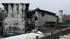 El fuego arrasa una nave industrial de Salceda de Caselas
